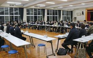 統合後の小学校がどの校舎を使うか具体的な議論に入った準備委員会=三条市笹岡