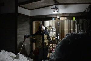 停電が解消した佐渡市の住宅=12月26日、佐渡市小倉