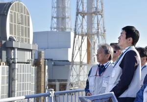 福島県の東京電力福島第１原発を視察する自民党の小林政調会長（右手前）＝２２日午後