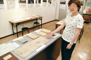 有罪判決を受けた人が獄中で使用したタオルを紹介する高麗博物館の円谷恵専務理事=9日、東京都新宿区