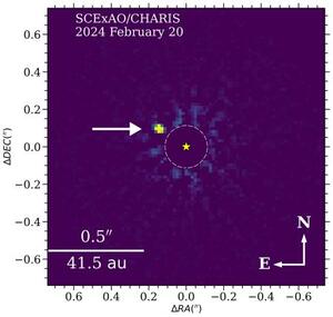 　すばる望遠鏡が撮影した巨大惑星（矢印の先、中央は恒星。Ｔ．Ｃｕｒｒｉｅ／Ｓｕｂａｒｕ　Ｔｅｌｅｓｃｏｐｅ、ＵＴＳＡ提供）