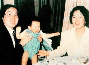 坂本弁護士一家。左から坂本堤弁護士、長男の龍彦ちゃん、妻の都子さん