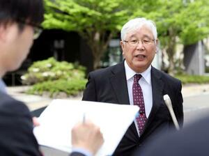 　要請書を提出後、取材に応じる阪原弘次さん＝１７日午後、大津市