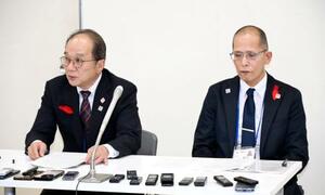 　県道整備用地の買収額増額問題を巡り、職員を対象に行っていた聴取について記者会見する福岡県の担当者＝４日午後、福岡県庁