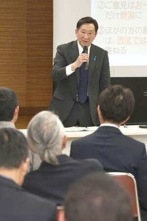 小菅淳一市長と市民が意見交換した「スマイルミーティング」＝２０日、上越市大島区