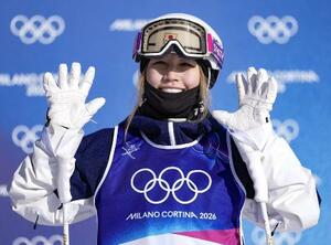 　ミラノ五輪の女子モーグル決勝１回目を終え、笑顔を見せる柳本理乃＝１１日、リビーニョ（共同）