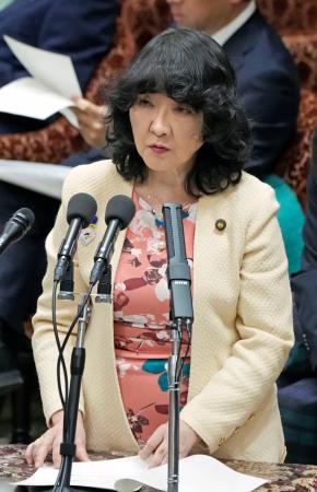 衆院予算委の省庁別審査で説明する片山財務相=4日午前