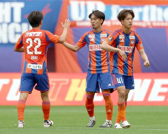 後半、同点ゴールを決め、仲間とハイタッチする白井永地(中央)=ビッグスワン