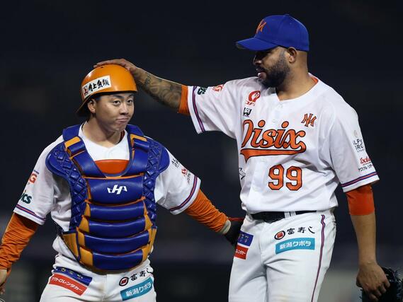オイシックス－ヤクルト　８回、ヤクルトの攻撃を３人で退け、捕手・中澤英明（左）をなでるエスコバー