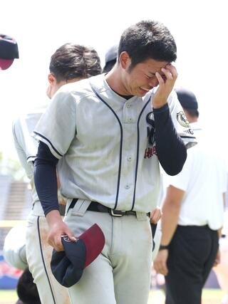 中越-関根学園 9回175球を投じ、3失点だった関根学園のエース鈴木興丞が悔し涙に暮れる=7月24日、新潟市中央区のエコスタ