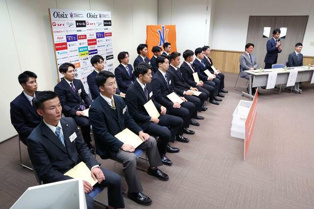 オイシックス新潟入団会見 入団会見に臨む新入団の選手たち=エコスタ