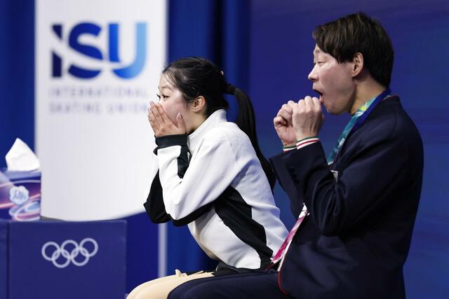 女子ＳＰの得点を確認し、驚く中井亜美（左）と中庭健介コーチ＝ミラノ（共同）