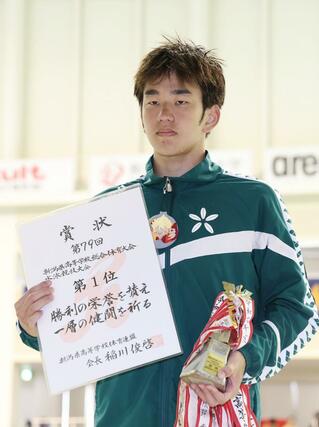 男子４００メートル個人メドレー決勝　３連覇した根岸歩夢（長岡大手）＝１９日、長岡市のダイエープロビスフェニックスプール（長岡支社・菊池雪那）
