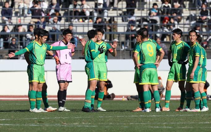 尚志―帝京長岡　後半、先制点を決められた直後に主将のＤＦ西馬礼（５）を中心に話し合う帝京長岡の選手たち＝浦和駒場スタジアム