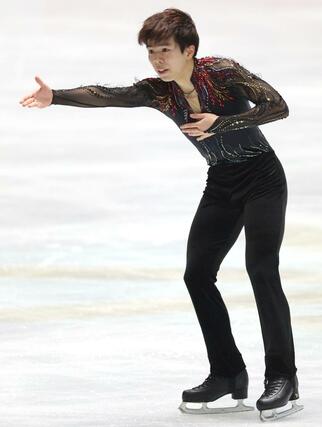 男子フリー　演技する佐藤駿＝国立代々木競技場