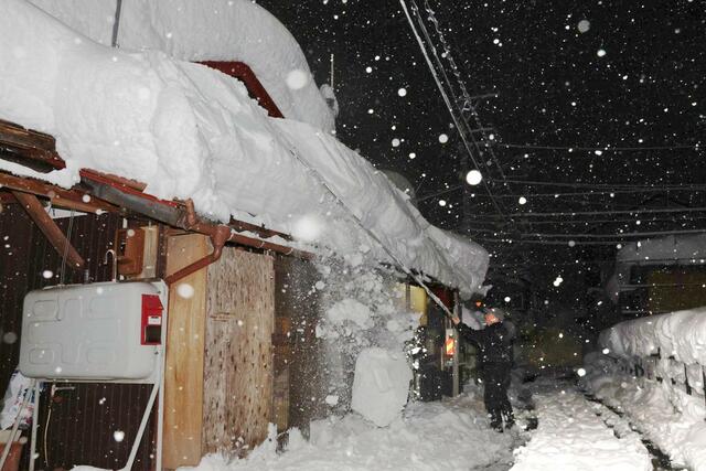災害救助法が適用された阿賀町。住民が除雪に追われた=2月7日