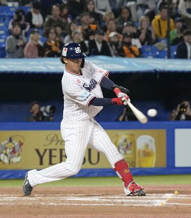 １０回ヤクルト２死二、三塁、伊藤が左越えにサヨナラ打を放つ＝神宮