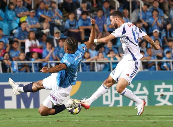 前半、シュートを放つ新潟のブーダ＝ニッパツ三ツ沢球技場