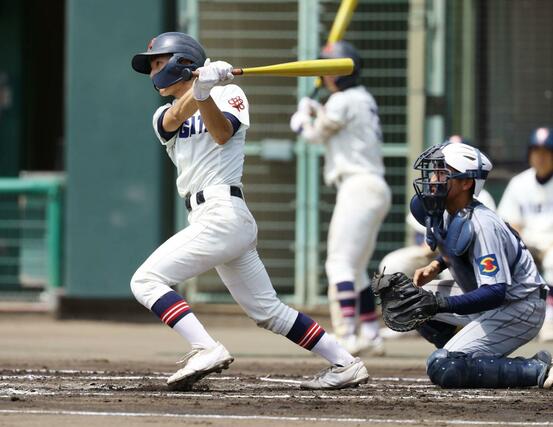 新潟－佐渡　１回２死満塁、新潟の小林皐が３点適時二塁打を放ち、７－０＝三条パール金属スタジアム