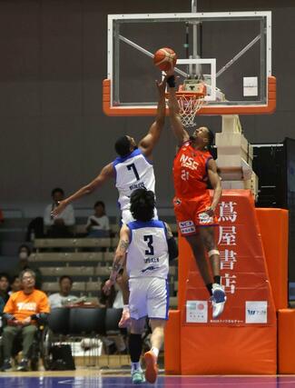 新潟-東京Z 第1クオーター、相手のシュートをブロックするスミス=アオーレ長岡