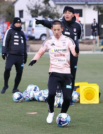 練習に取り組むＭＦ島村拓弥＝宮崎県都城市