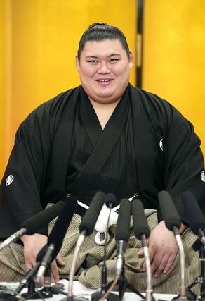 大関昇進の伝達式後、記者会見する大の里