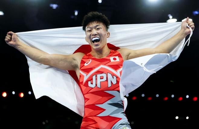 パリ五輪のレスリング男子グレコローマン７７キロ級で金メダルを獲得した日下尚＝７日、パリ（共同）