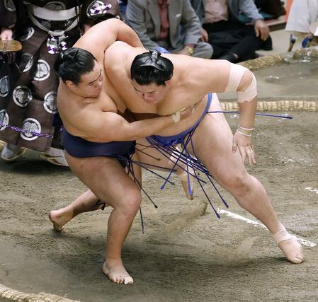 優勝決定戦で豊昇龍（左）を攻める大の里。寄り倒しで破る＝両国国技館