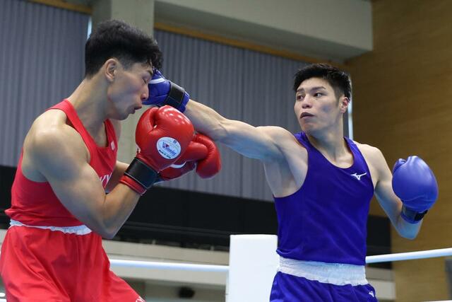 成年男子ミドル級準々決勝　東農大の川村萌斗（右）が右の強打をヒット＝滋賀県東近江市