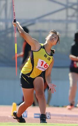 少年女子やり投げ決勝　記録４７ｍ２９で４位に入賞した万徳倖帆（開志国際高）＝１０月１１日、佐賀県佐賀市　ＳＡＧＡスタジアム