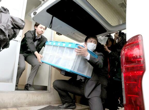 押収物を積み込む福島県警の捜査員＝８日午後５時すぎ、五泉市村松