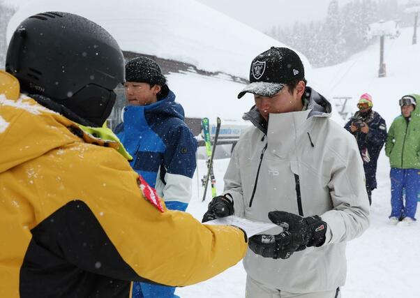 少年男子大回転で優勝し、表彰された高橋陸都(関根学園)=湯沢町