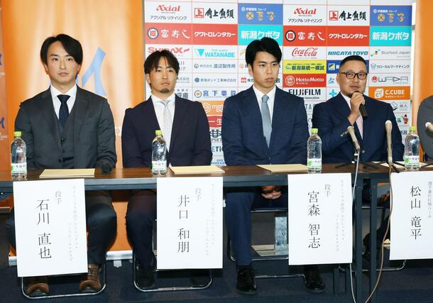会見で記者の質問に答える松山竜平⁪外野手兼打撃コーチ（右端）＝１６日、新潟市中央区のエコスタ