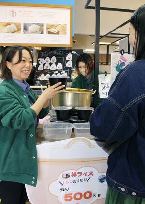 来場者に「林ライス」をPRする新駅長の林美樹さん=燕市国上