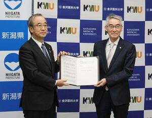 協定を結んだ金沢医科大の宮澤克人学長(右)と新潟県の花角英世知事=1月15日、新潟県庁