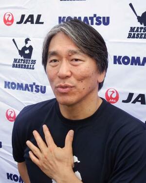 野球教室を終えて取材に応じる松井秀喜さん=27日、ニューヨーク(共同)