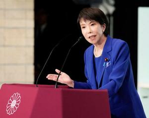 自民党総裁選の決選投票前に演説する高市早苗氏=4日午後2時4分、東京・永田町の党本部