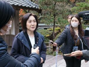史跡佐渡金山の視察後、報道陣の取材に応じた生稲晃子外務政務官=11月24日、佐渡市