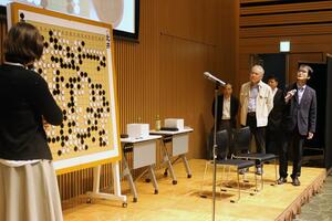 対局を振り返る北井晃さん（右から２人目）と奥田裕紀さん（右）＝３月２０日、新潟市中央区の新潟日報メディアシップ