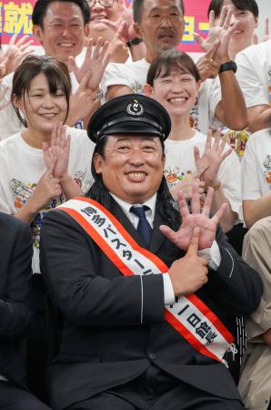 福岡市博多区の「博多バスターミナル」で一日館長を務めたお笑いトリオ「ロバート」の秋山竜次さん=21日午前