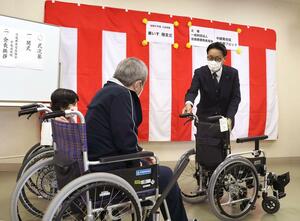 自動ブレーキ付き車椅子を贈る棚橋宏倫会長(右)=長岡市浦