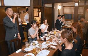 日本酒ファンづくりに取り組み25年となった「あさひ日本酒塾」。今年始めた超ビギナー編には、多くの若者が参加した=新潟市中央区