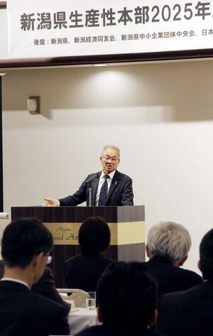 選手たちの自主性を引き出す大切さを語る谷崎重幸さん=新潟市中央区