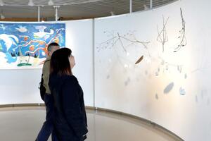 福島潟の風土を表現した「みずとつちの芸術祭」=15日、新潟市北区