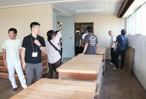 2地域居住を視野に、中心市街地の空きビルを視察する首都圏からの参加者=三条市本町4