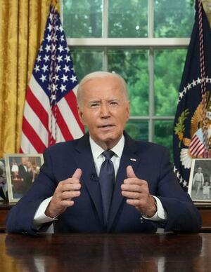 ホワイトハウスの大統領執務室から国民に向けて演説するバイデン米大統領=7月14日、ワシントン(ロイター=共同)