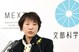 閣議後に記者会見する阿部文科相=1日午前、文科省