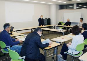 シバタ憲兵庁舎を愛する会の解散式であいさつする臼井茂夫代表=新発田市諏訪町1