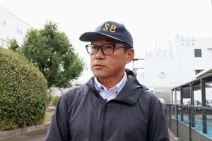 取材に応じる運輸安全委員会の日下順詞航空事故調査官=19日午後4時4分、佐賀市