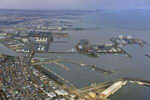 8日深夜に強い揺れを観測した青森県八戸市の沿岸部。手前は八戸港=9日
